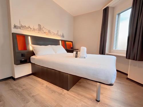 Center Hotel | Convenient Stay at easyHotel Zürich Main Station for Families