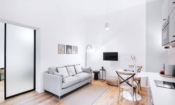 Lazzaretto Apartment | Cozy Retreat at Easylife in Porta Venezia with Spa & Breakfast