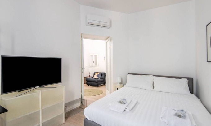 Lazzaretto Apartment | Cozy One-Bedroom Retreat Near Porta Venezia with Spa
