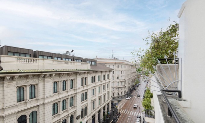 Centro Storico Apartment | Elegant Penthouse Steps from Duomo with Spa & Kitchen