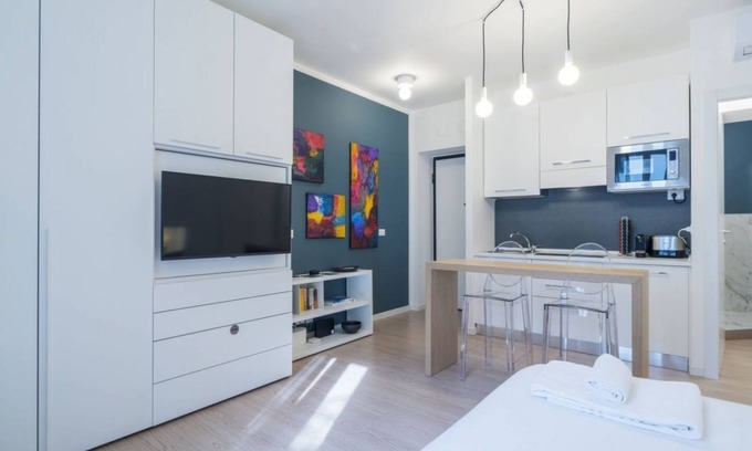 Zona Risorgimento Apartment | Modern Chic Studio in Porta Venezia with Spa & Kitchen