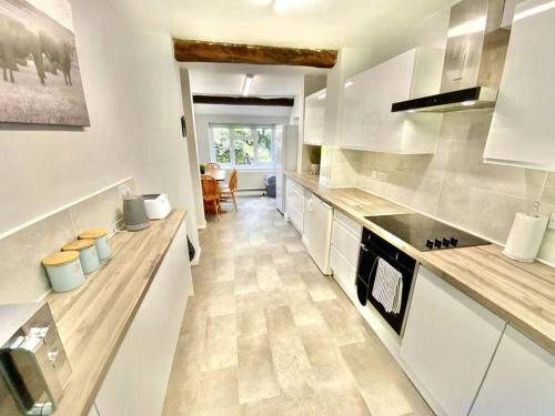 Old Somerby House | EasyRest - Spacious Detached House - 10 Beds - 5 Bedrooms - 4 Bathrooms - Secure Parking 5 Vehicles - Excellent Road Links - Perfect for Contractors & Large Groups