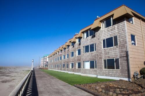 Seaside Hotel | Oceanfront Comfort at Ebb Tide Inn with Pool & Breakfast