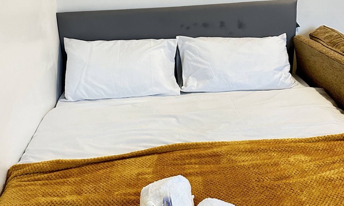 Eltham West House | Family-Friendly Ebehi Inn with Breakfast and Kitchen Access