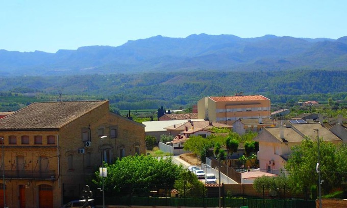Mora d'Ebre Apartment | Elegant Ebro Escape Apartment - Guest Rated 9.4/10