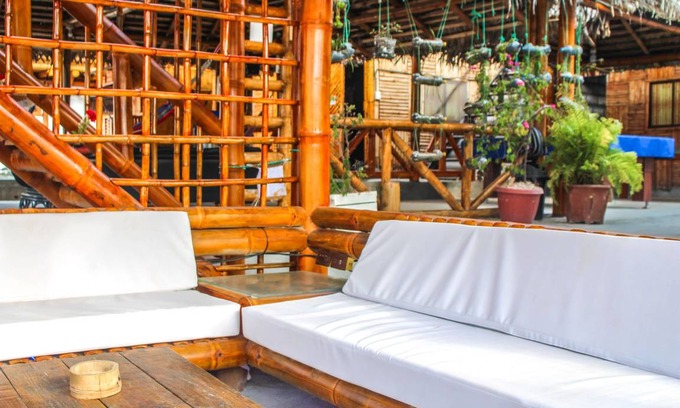 Manta Hostel | Budget-Friendly Hostel for 8 with Pool & Dining Options