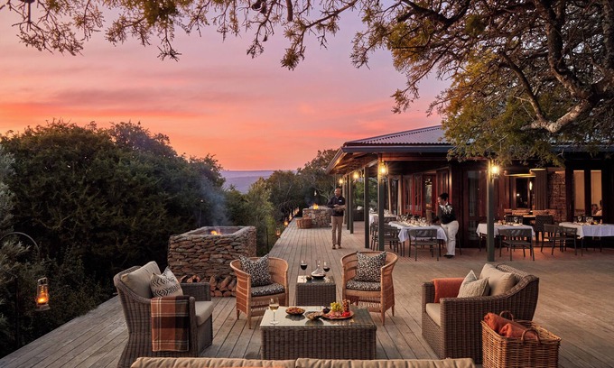 Makana House | Discover Ecca Lodge: A Relaxing Retreat with Pool & Dining