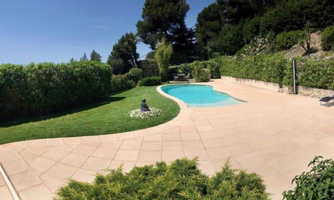 Eze Apartment | Beautiful Apartment Escape with Pool & Kitchen Amenities