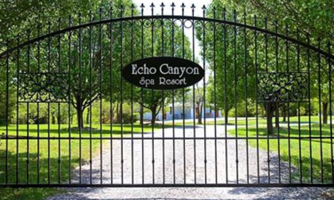 Sulphur Bed & Breakfast | Relaxing Echo Canyon Spa Resort for Adults with Inviting Amenities