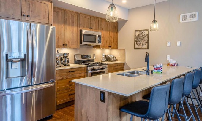Sun Peaks Apartment | Family-Friendly Echo Landing #05 with Hot Tub & Pet Perks