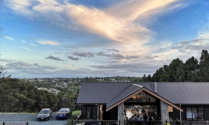 Greenhithe Bed & Breakfast | Echo Lodge: Family-Friendly 4-Star Retreat with Top Reviews