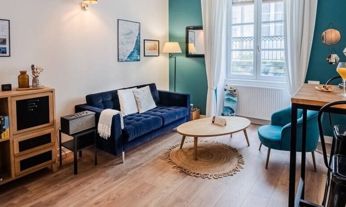 Saint-Michel Apartment | Discover Echoppe de Charme, Centrale with Family-Friendly Amenities