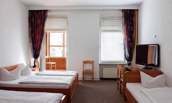 Steglitz House | Accessible Eckstein: Family-Friendly with Breakfast Included