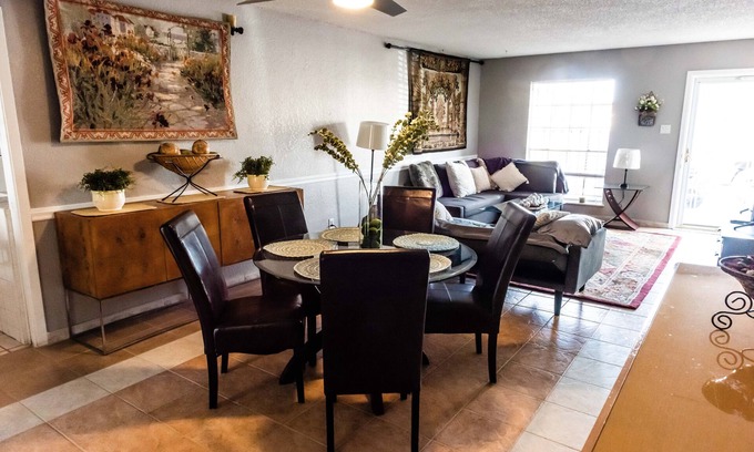 El Paso House | Cozy Retreat in Stellar Location with Spa & Breakfast