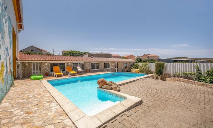 Arruda dos Vinhos Apartment | Vibrant Oasis: Poolside Retreat in Arranhó, Rated 9/10