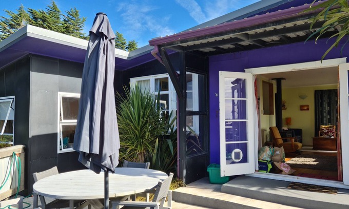 Waitarere Beach Cottage | Unique Kiwiana Bach with Oceanfront, Family-Friendly Vibes