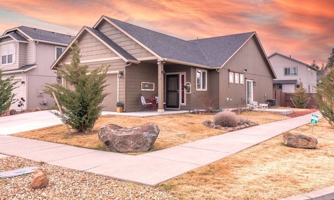 Old Farm District House | Eclectic SE Bend home ~ Close to Shopping ~ Close to Old Mill