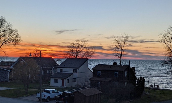 North East House | Experience Eclipse: Family-Friendly Stay with Breakfast!