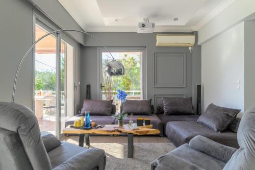 Glyfada Apartment | Experience Eclipse Riviera Cinema with Family-Friendly Amenities
