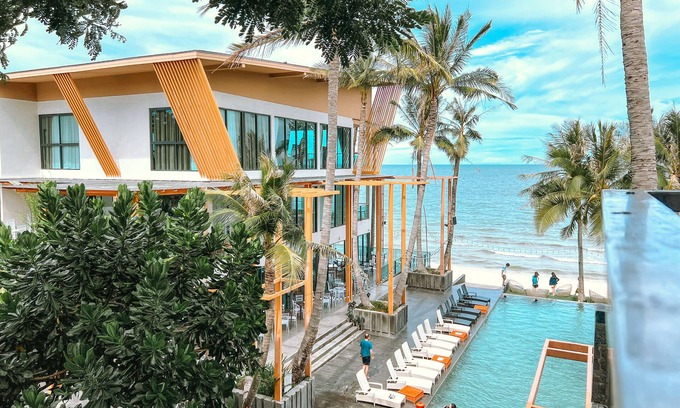 Bang Kao Hotel | Eco-Friendly Beachfront Resort with Pool & Family Amenities