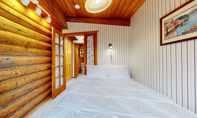 Startup Cabin | Eco-Friendly Log Cabin with Private W/D and Scenic Views