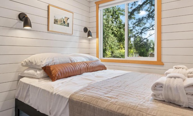 Camas House | Eco-Friendly Tiny Container Home Retreat for Families