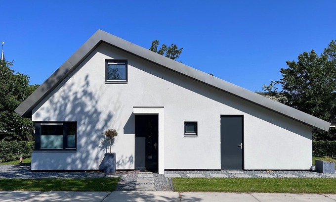Dirkshorn House | Eco-Friendly Villa with Garden and Terrace for Families