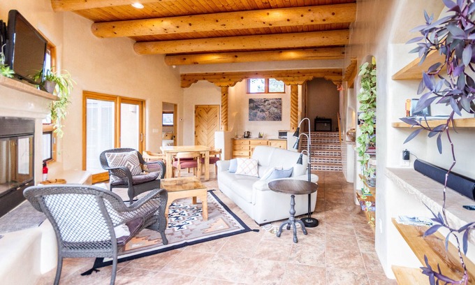 North Hills House | Eco Home With Amazing Mountain Views Close To Town