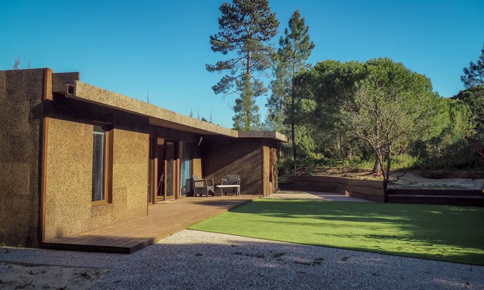 Charneca de Caparica e Sobreda House | Eco House Costa Da Caprica: Beachside Retreat with Pool