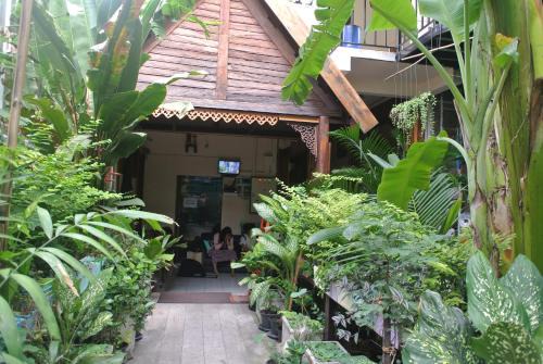 Uruphong House | Eco House: Pet-Friendly Retreat with Breakfast & Kitchen