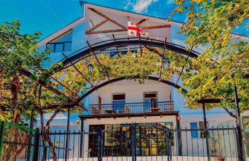 Tsromi House | Eco Oasis: Guest Rated 10/10 with Hot Tub & Breakfast