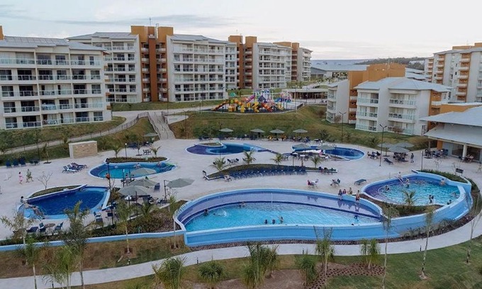 Caldas Novas Apartment | Eco Resort Ilhas do Lago: Oceanfront Retreat with Pool