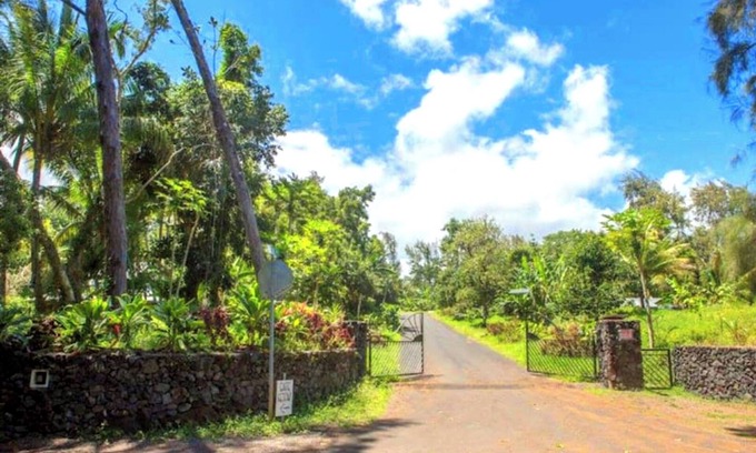 Kapoho Hotel | Eco-Retreat Community: Your Ideal Poolside Getaway