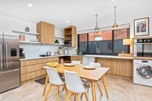 Torrensville Villa | Tranquil EcoBee Studio - Family-Friendly Garden Retreat