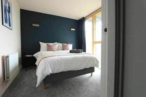 Coventry Apartment | Ecohome by the Canal: Family-Friendly Near Historic City