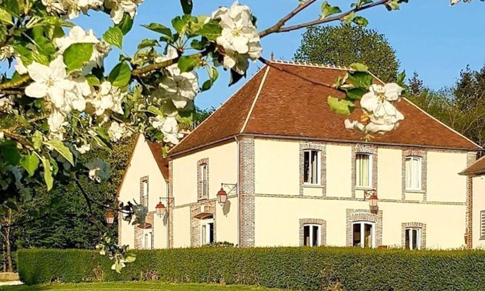 Villeneuve-sur-Yonne House | Eco-Friendly Gites for Groups with Spa & Pet-Friendly Options