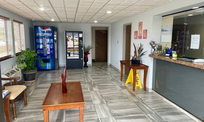 Columbus Hotel | Budget-Friendly Econo Inn with Pool and Breakfast Options