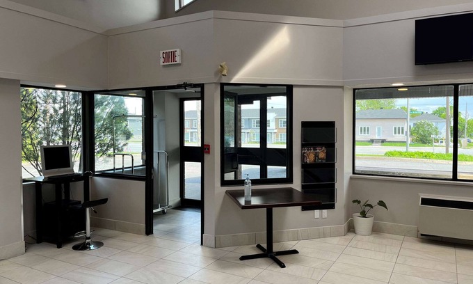 Ste. Foy Hotel | Comfortable Econo Lodge Airport: Spa & Breakfast Included