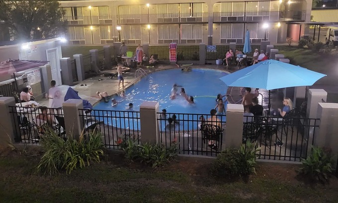 Andalusia Hotel | Budget-Friendly Econo Lodge Andalusia with Pool & Spa