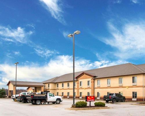 Anderson Cabin | Value Stay at Econo Lodge: Pet-Friendly with Pool Access