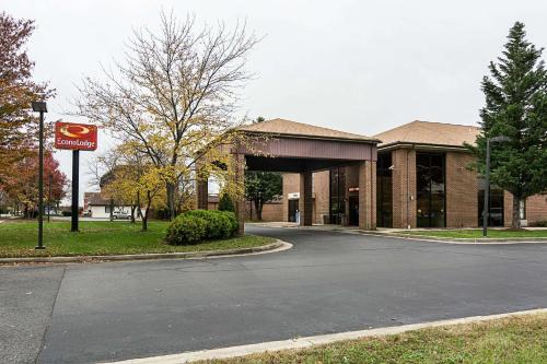 Clinton Cabin | Budget-Friendly Stay at Econo Lodge Andrews AFB with Breakfast