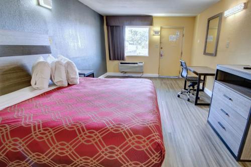 Norfolk - Virginia Beach Cabin | Budget-Friendly Econo Lodge at Military Circle for Families