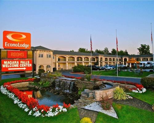 Niagara Falls Cabin | Budget-Friendly Stay at Econo Lodge with Pool & Hot Tub