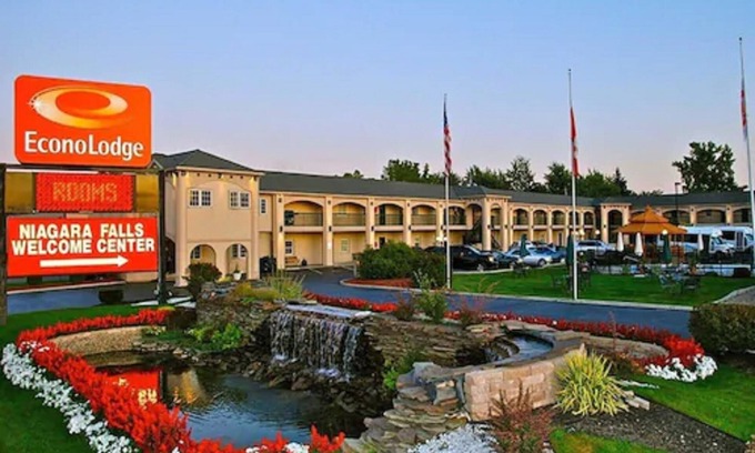 Niagara Falls Hotel | Convenient Econo Lodge At The Falls North with Pool & Dining