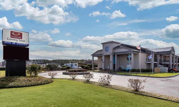 Red Hill Hotel | Budget-Friendly Econo Lodge Near the University with Pool