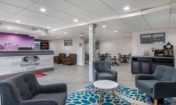 Red Hill Hotel | Budget-Friendly Econo Lodge at the University with Pool & Spa