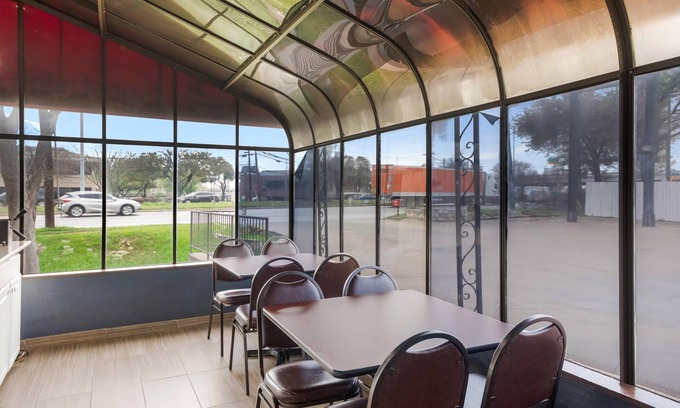 North Burnet Hotel | Convenient Econo Lodge near The Domain with Family Amenities