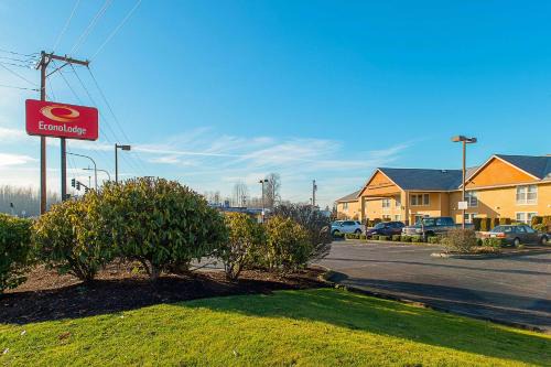 Buckley Cabin | Cozy Econo Lodge: Oceanfront Stay with Pet-Friendly Comfort