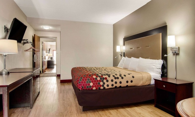 Cadillac Hotel | Budget-Friendly Econo Lodge Cadillac with Family Amenities