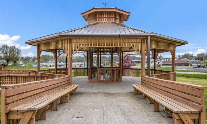 Cameron Hotel | Budget-Friendly Econo Lodge Cameron with Family Amenities